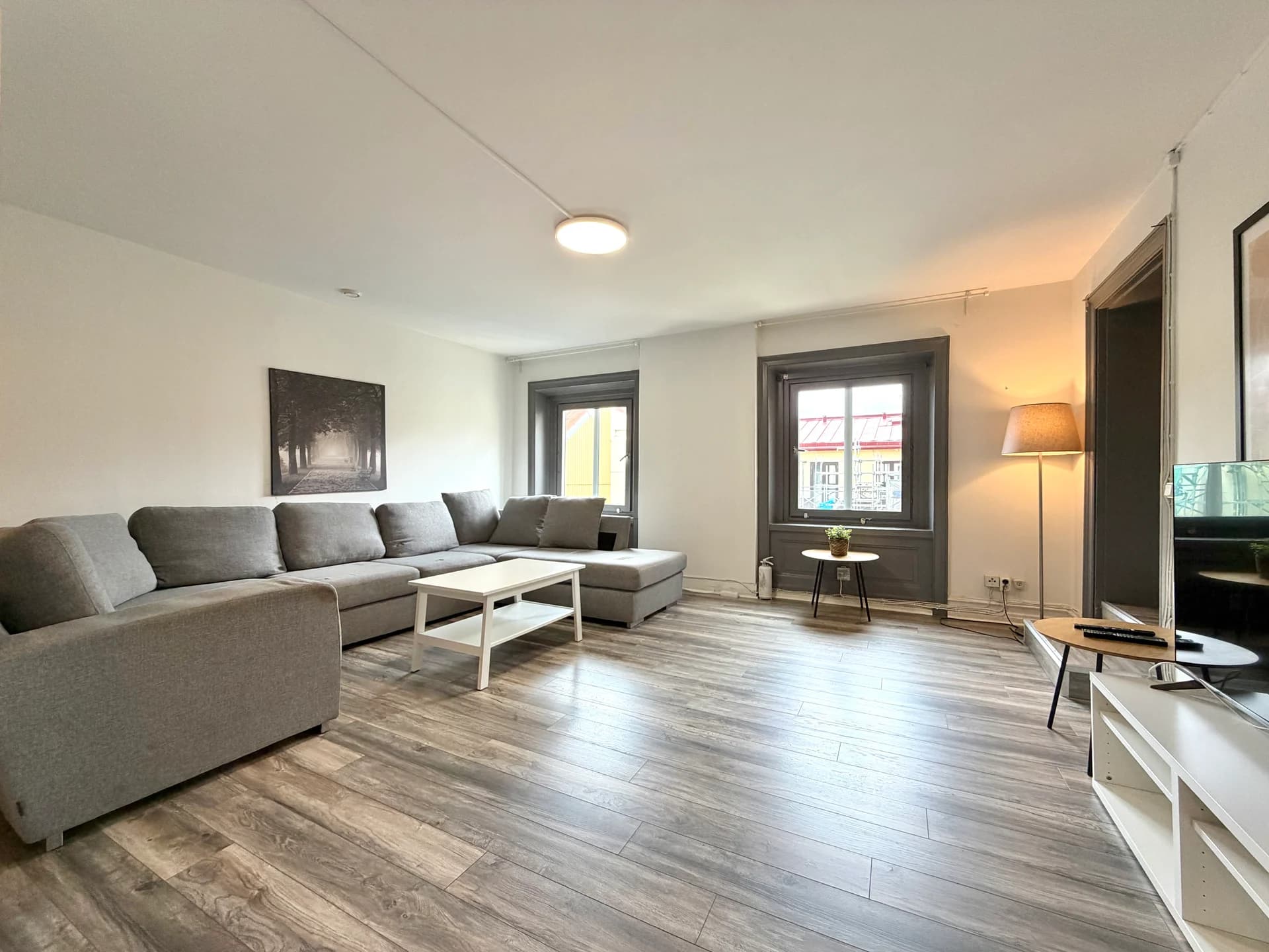 Living room with sofa and TV in the Vasagatan top-floor apartment